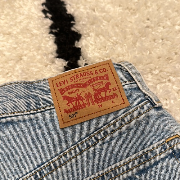 Levi denim jean cutoffs size 26 (2-4) - Picture 3 of 5